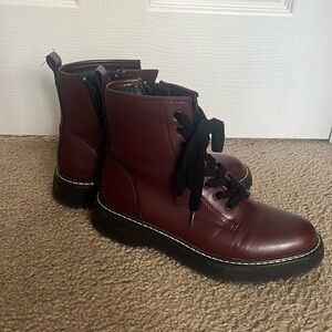 Maroon combat boots
Size 7
Vintage find - no brand